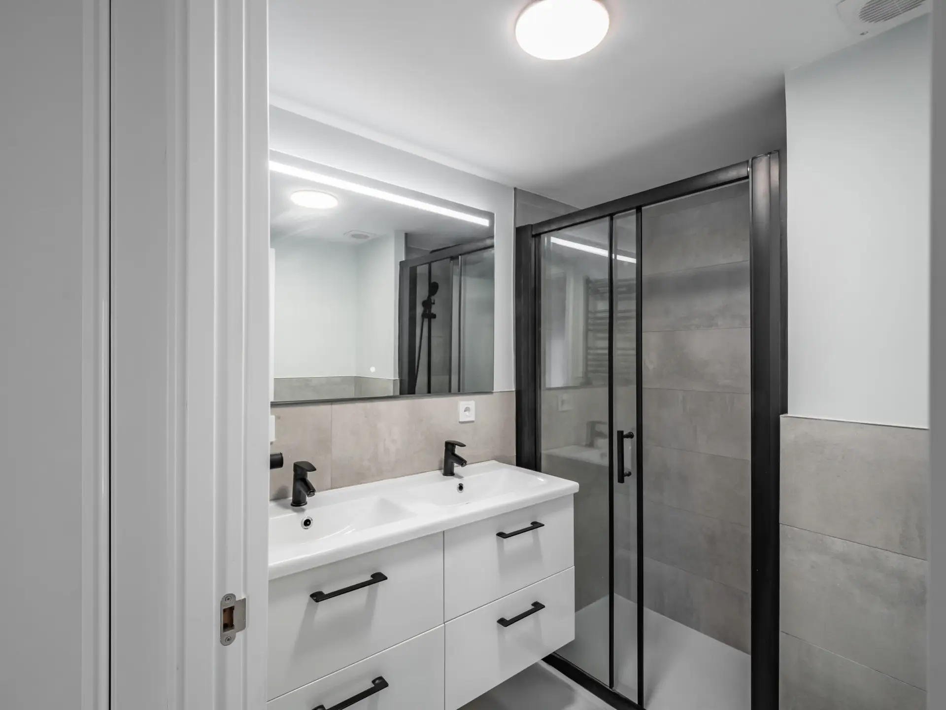 azh2ymyn3qbrnzsmyl6zc-HDR